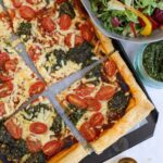 Tarte feuilletée au pesto, fromage et tomate !