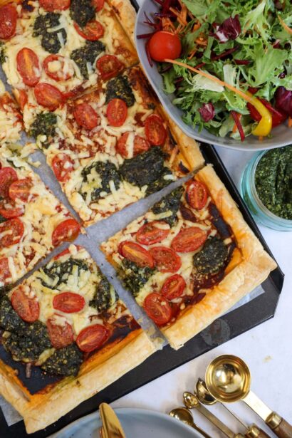 Tarte feuilletée au pesto, fromage et tomate !
